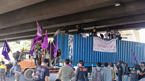 Mahasiswa HPMM Blokade Jalan di Makassar, Desak Izin Tambang CV Hadad Karya Mandiri Dicabut