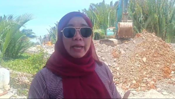 Perempuan Hadang Alat Berat di Tello Baru, Proyek Diduga Serobot Lahan Tanpa Ganti Rugi