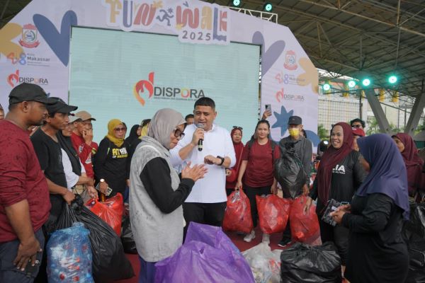 Appi Edukasi Warga Pungut Sampah Lewat Makassar Funwalk 2025