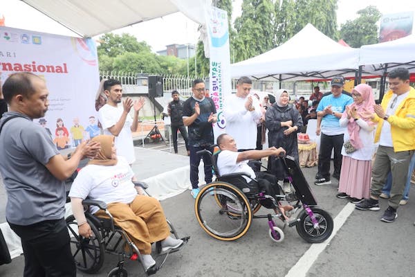 Pemkot Makassar Serahkan Motor Roda Tiga dan BPJS bagi Disabilitas di HDI 2025