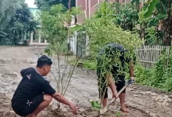 Puluhan Tahun Tak Diperbaiki, Warga Takalar Tanam Pohon di Jalan Rusak