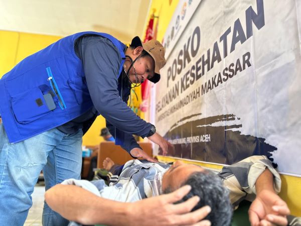 EMT-MDMC Unismuh Makassar Hadir Pulihkan Kesehatan Penyintas Banjir Aceh Tamiang