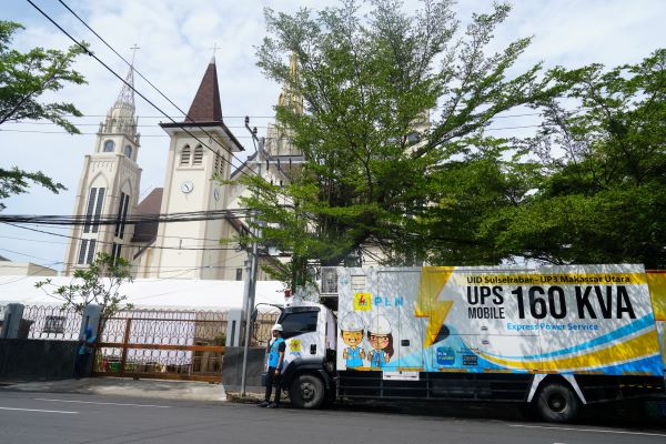 Pastikan Keandalan Pasokan Listrik, Direksi PLN Tinjau Gereja Katedral Makassar dan Posko Siaga