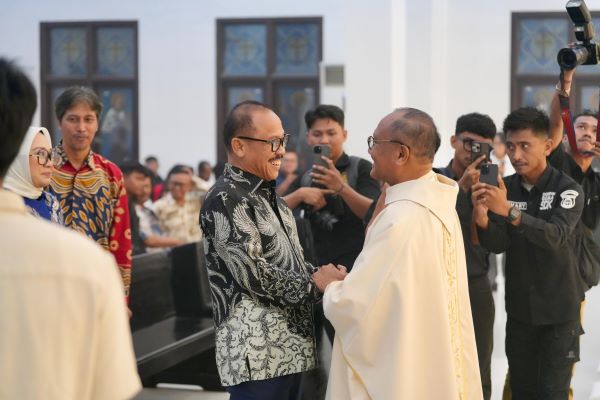 Gubernur Sulbar Sambangi Gereja, Ucapkan Selamat Natal dan Serukan Kedamaian Antar Umat Beragama