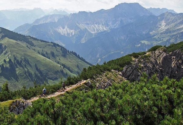 Kenali Hiking, Olahraga Alam Terbuka yang Mampu Sehatkan Tubuh dan Tenangkan Pikiran