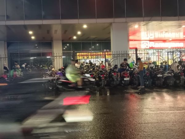 Sudah Ditertibkan, Parkir Liar Terowongan Ramayana Masih Hidup Malam Hari