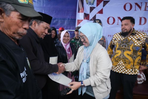 Pemkab Gowa Bagikan 3.608 Sertifikat PTSL Kepada Masyarakat