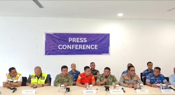 Tim SAR Gabungan Bergerak Sistematis Setelah Bagian Pesawat Ditemukan di Lereng Terjal