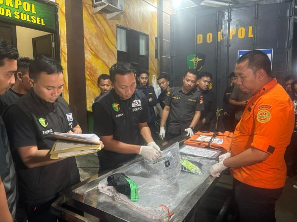 Basarnas Serahkan Tiga Paket Body Part Korban Pesawat ke DVI Polda Sulsel