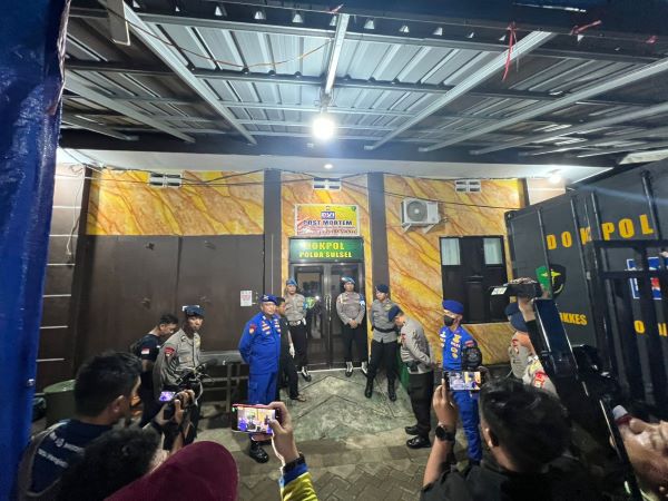 Basarnas Serahkan Jenazah Keempat Korban Pesawat ke Biddokkes Polda Sulsel