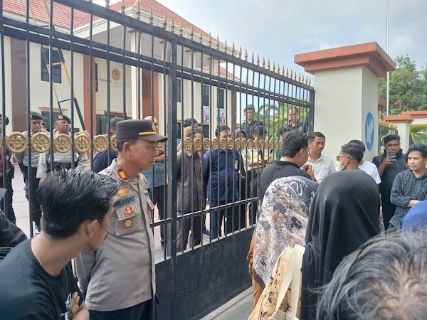 Puluhan Personel Polres Bulukumba Kawal Aksi Unjuk Rasa Eksekusi Lahan