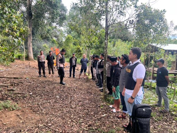 Polisi Bongkar dan Bakar Arena Sabung Ayam di Desa Bukit Harapan Bulukumba