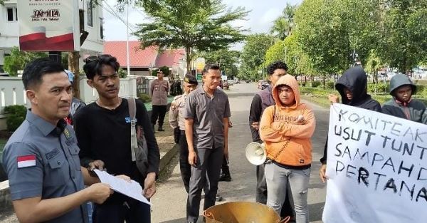 Dugaan Korupsi Proyek Tong Sampah, Massa Demo Kejari Takalar Seret Nama Adik Kandung Bupati