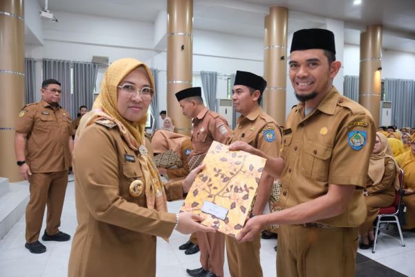 Husniah Serahkan 238 SK Kepsek dan Pengawas, Tekankan Mutu Sekolah Gowa