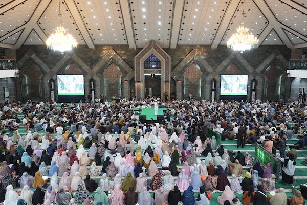 Pemkot Makassar Buka Puasa dan Santuni 3.152 Anak Panti di Al-Markaz