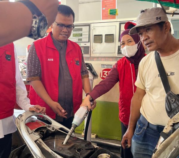 PDIP Makassar Bagikan 450 Voucher BBM Gratis ke Ojol dan Bentor