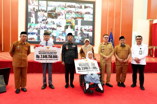 Gubernur Sulsel Serahkan Beasiswa Rp5 Miliar untuk 3.400 Siswa SLB