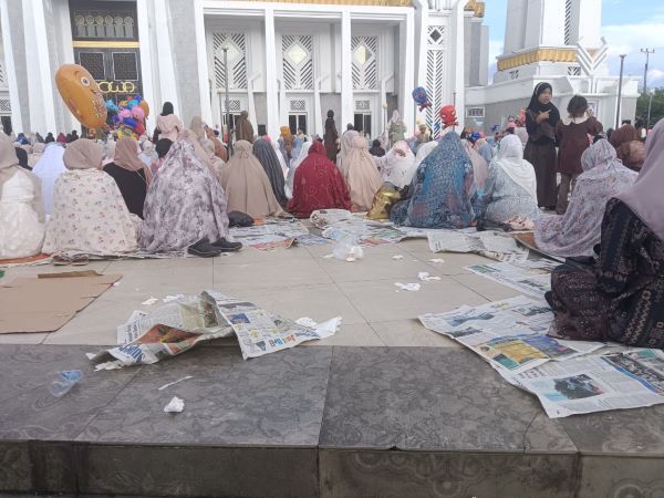 Idulfitri yang Tak Bersih, Sampah Koran Meluber di Masjid Syekh Yusuf Gowa