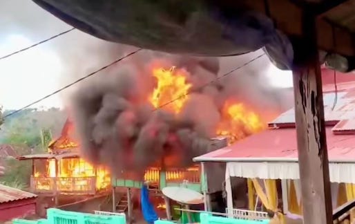 Si Jago Merah Mengamuk di Jeneponto, Dua Rumah Panggung Rata dengan Tanah