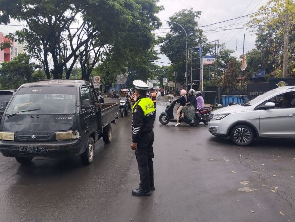 Puncak Arus Balik, Satlantas Polres Jeneponto Urai Kepadatan di Simpang Belokallong
