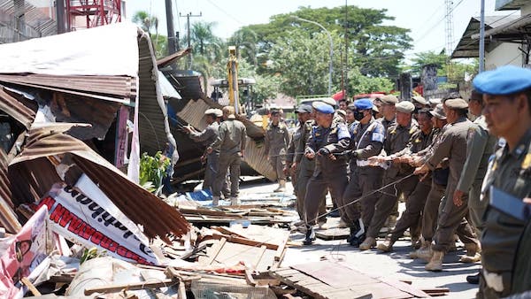 Lapak 25 Tahun Ujung Tanah di Bongkar, 20 PKL Ditertibkan