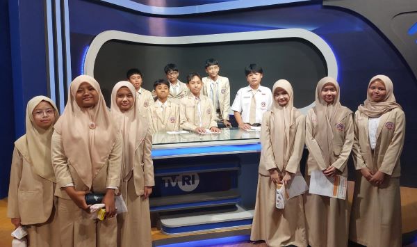 Kunjungi TVRI Sulsel, SMP Bosowa School Makassar Dalami Dunia Broadcasting