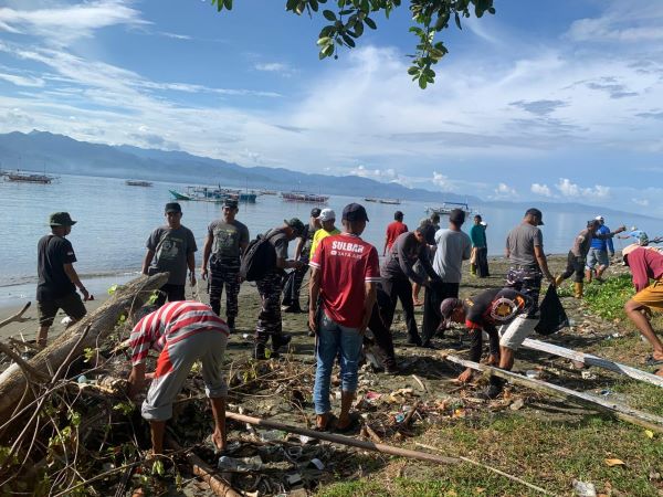 Lanal Mamuju Gelar Aksi Bersih hingga Cek Kesehatan Gratis di Tapalang Barat