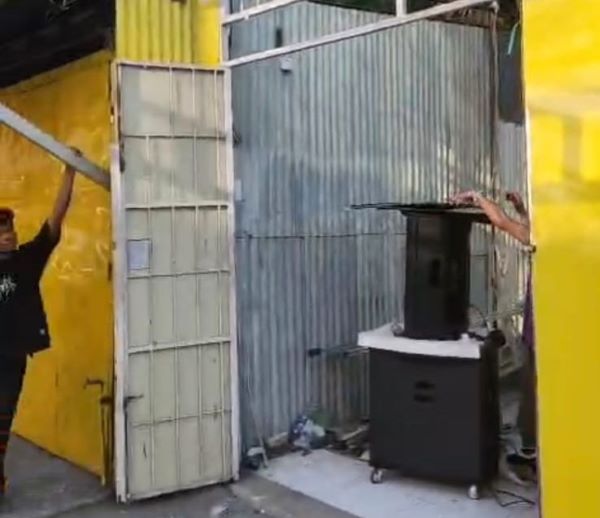 30 Tahun Berjualan di Fasum, 40 PKL Cat Kuning di Tinumbu Bongkar Lapak Sendiri