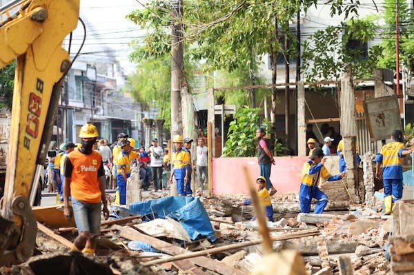 Tak Tebang Pilih, 60 Lapak Cat Kuning Bontoala Dibongkar