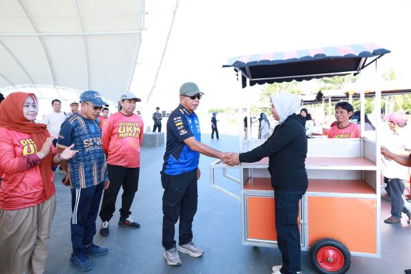 Andi Utta Salurkan Gerobak untuk UMKM, Imbau Jaga Kebersihan Pantai Merpati