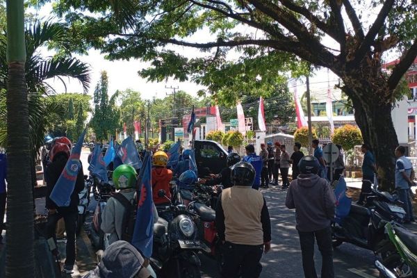 Ratusan Buruh Geruduk Kejari Maros, Desak Usut Dugaan Korupsi Gaji  Outsourcing - KabarMakassar.com